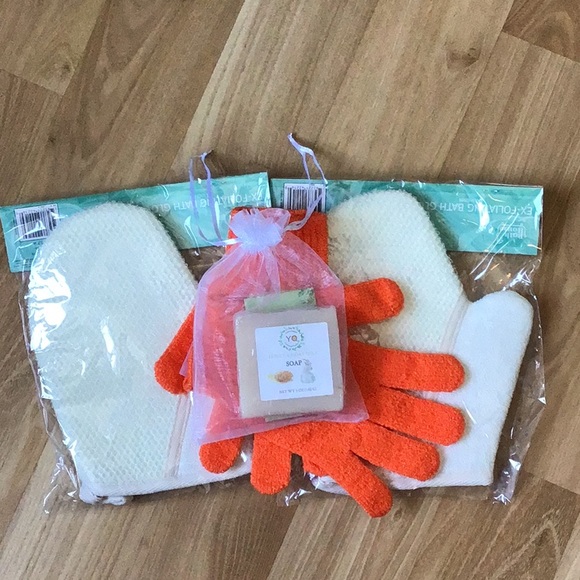 Bundle of Ex-Foliating Bath Gloves and Soap - Picture 3 of 10